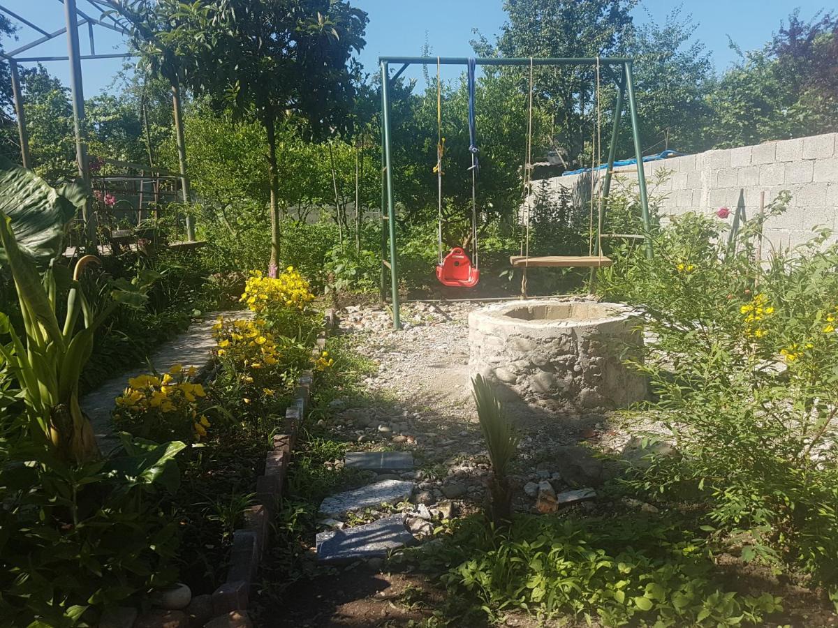 Guest House Luka Батумі Екстер'єр фото