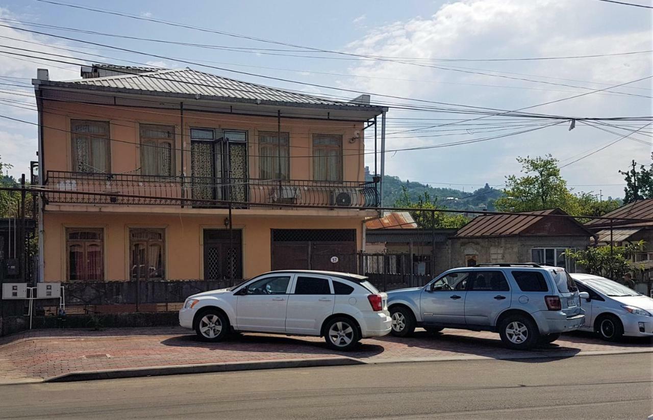 Guest House Luka Батумі Екстер'єр фото